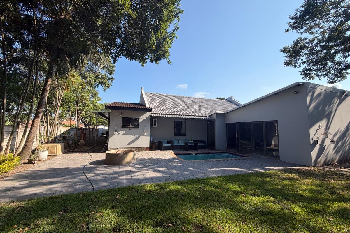 Modern 4-Bedroom Family Home in Sought-After Veld en Vlei, Richards Bay - Photo 2