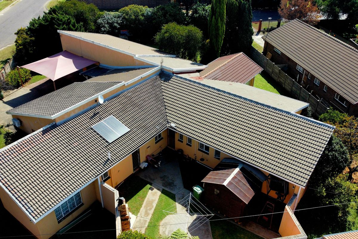 Magnificent 4 Bedroom Family Home with an Independent 3 Bedroom second property. - Photo 2