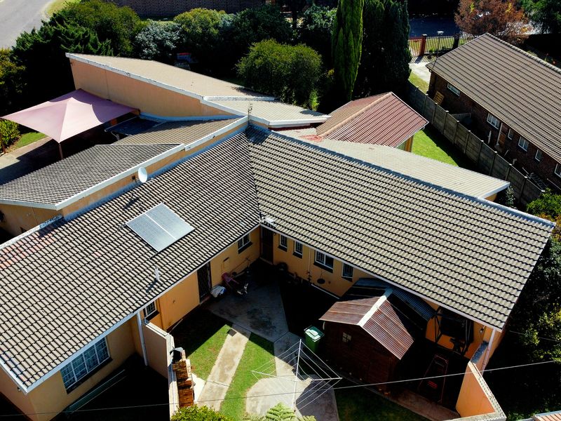 Magnificent 4 Bedroom Family Home with an Independent 3 Bedroom second property. - Photo 2