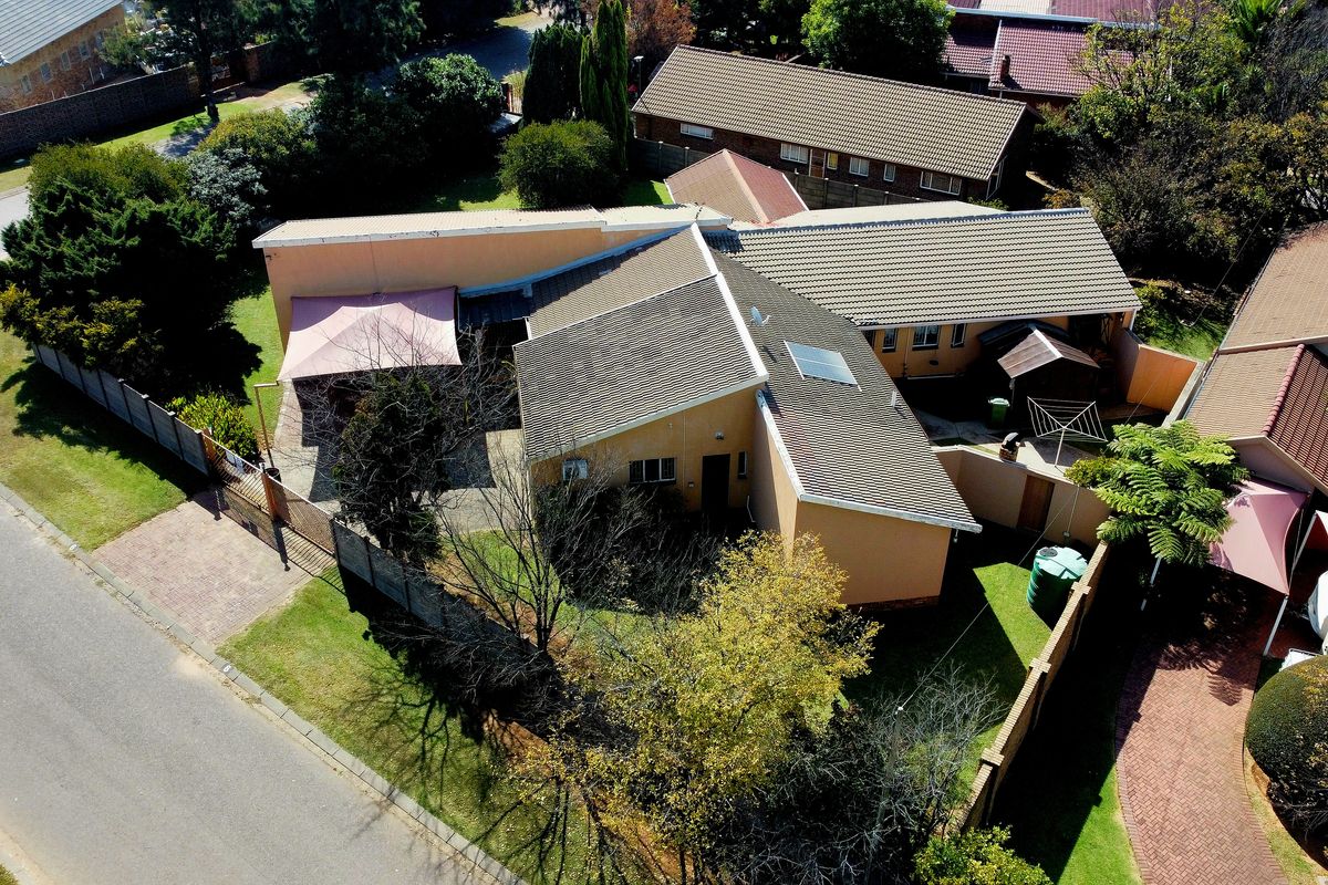 Magnificent 4 Bedroom Family Home with an Independent 3 Bedroom second property. - Photo 4