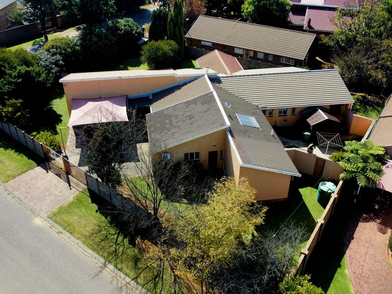 Magnificent 4 Bedroom Family Home with an Independent 3 Bedroom second property. - Photo 4