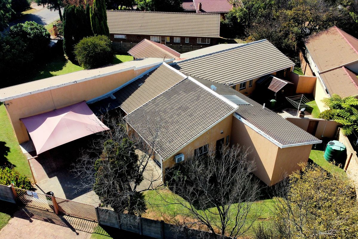 Magnificent 4 Bedroom Family Home with an Independent 3 Bedroom second property. - Photo 3