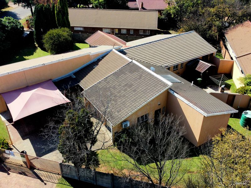 Magnificent 4 Bedroom Family Home with an Independent 3 Bedroom second property. - Photo 3