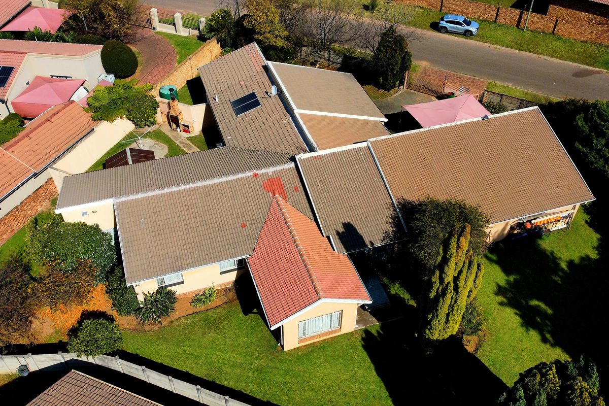 Magnificent 4 Bedroom Family Home with an Independent 3 Bedroom second property. - Photo 5