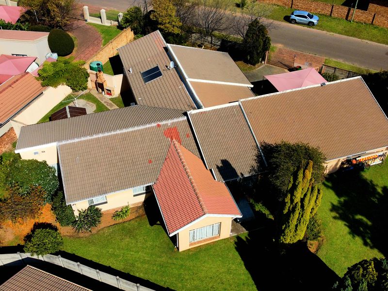 Magnificent 4 Bedroom Family Home with an Independent 3 Bedroom second property. - Photo 5