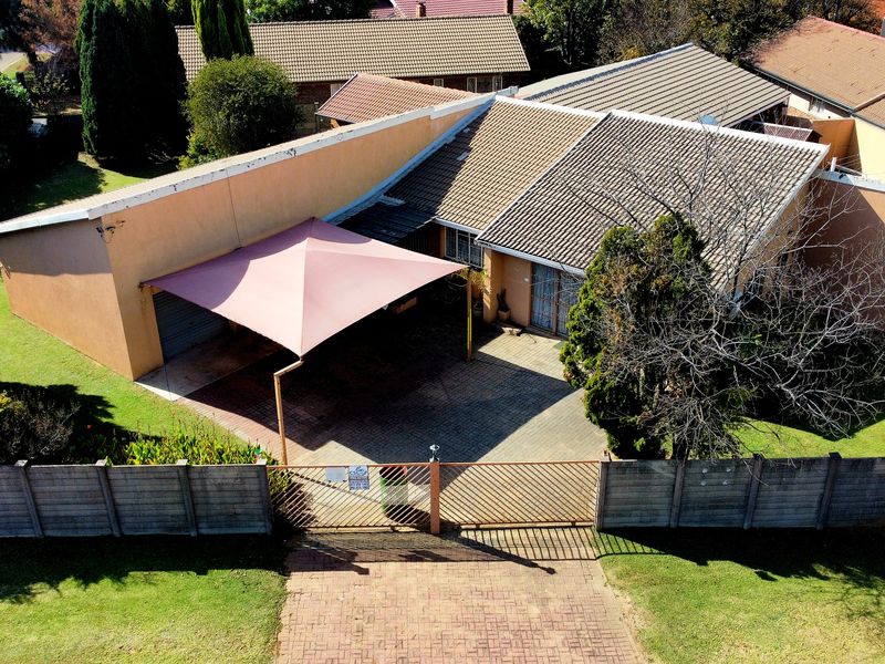 Magnificent 4 Bedroom Family Home with an Independent 3 Bedroom second property. - Photo 9