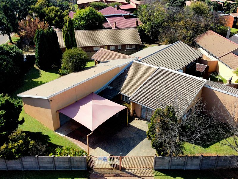 Magnificent 4 Bedroom Family Home with an Independent 3 Bedroom second property. - Photo 8