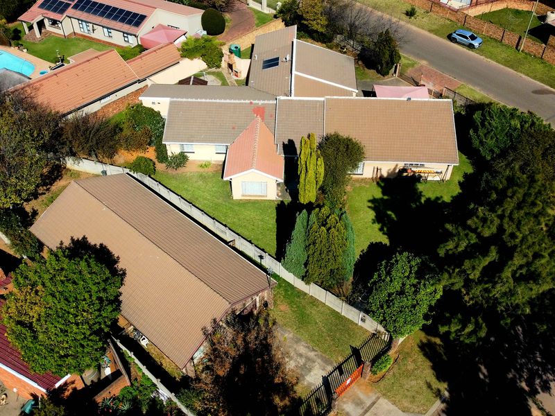 Magnificent 4 Bedroom Family Home with an Independent 3 Bedroom second property. - Photo 6