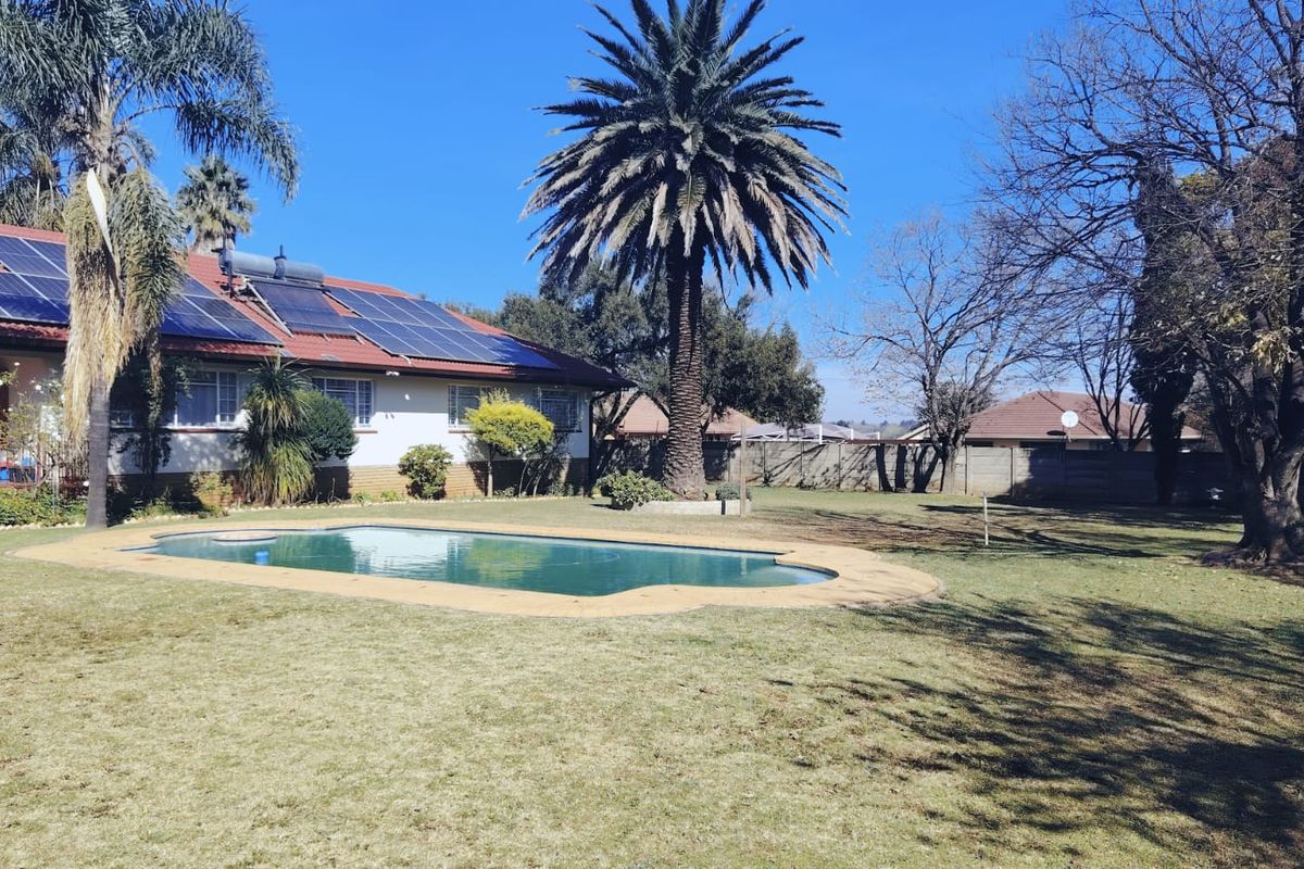 STUNNING FAMILY HOME FOR SALE IN VAALPARK - Photo 4