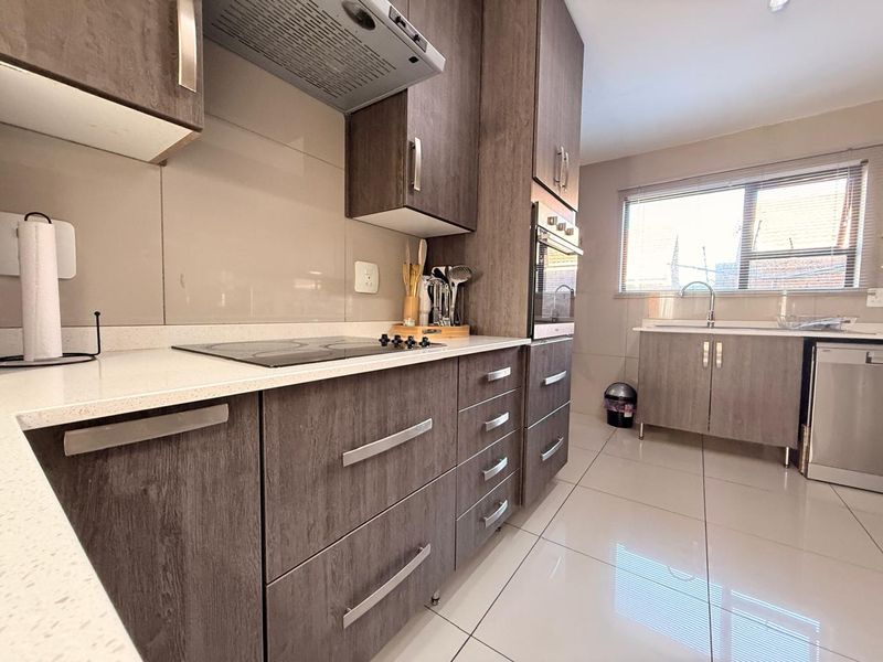 Safe and Secure 3 Bedroom Townhouse in Hutten Heights - Photo 3