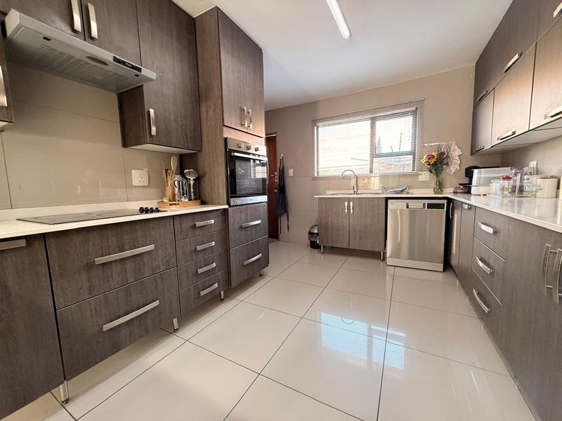 Safe and Secure 3 Bedroom Townhouse in Hutten Heights - Photo 8