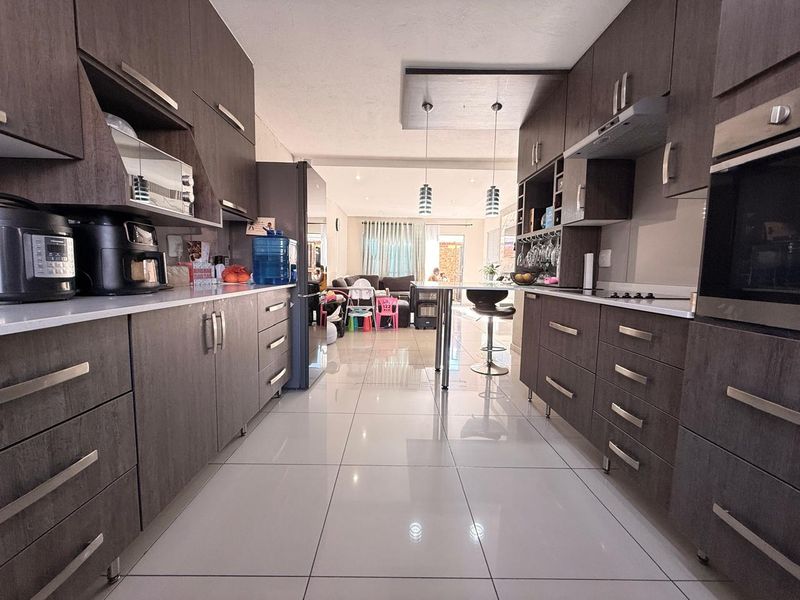 Safe and Secure 3 Bedroom Townhouse in Hutten Heights - Photo 9