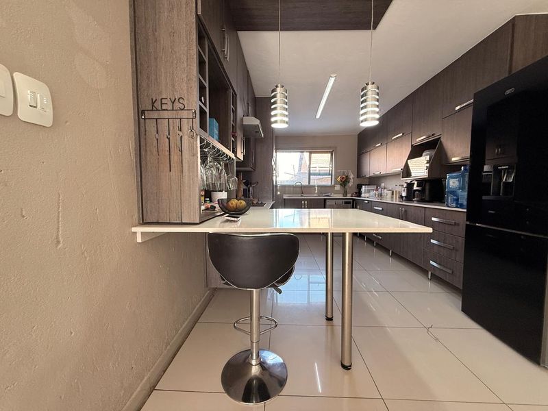 Safe and Secure 3 Bedroom Townhouse in Hutten Heights - Photo 7