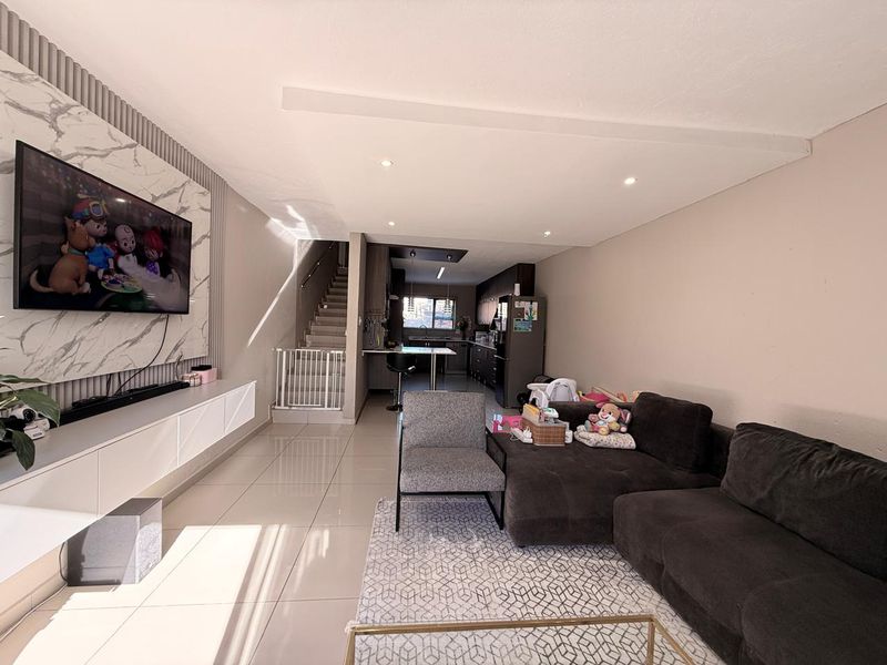 Safe and Secure 3 Bedroom Townhouse in Hutten Heights - Photo 5