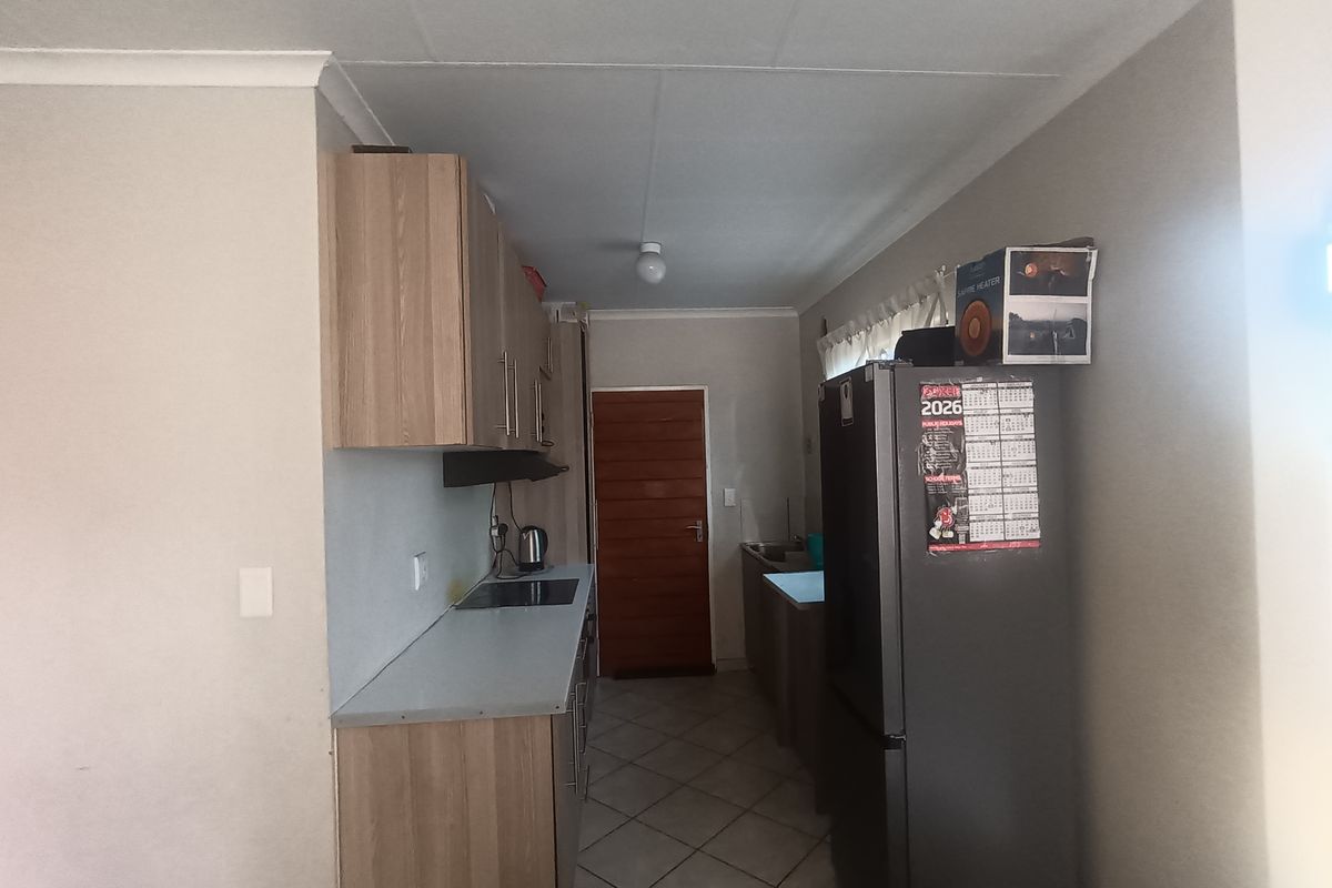 EXCLUSIVE MODERN FAMILY HAVEN IN RACEWAY PARK - Photo 4