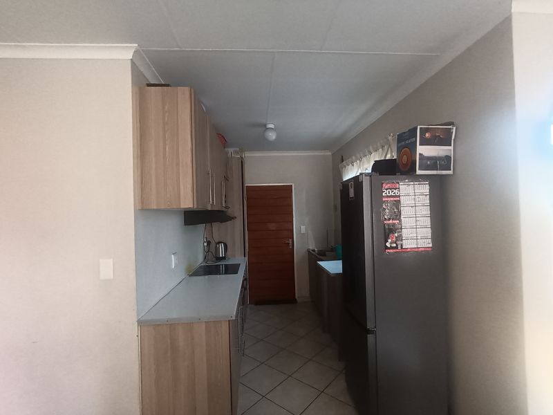 EXCLUSIVE MODERN FAMILY HAVEN IN RACEWAY PARK - Photo 4