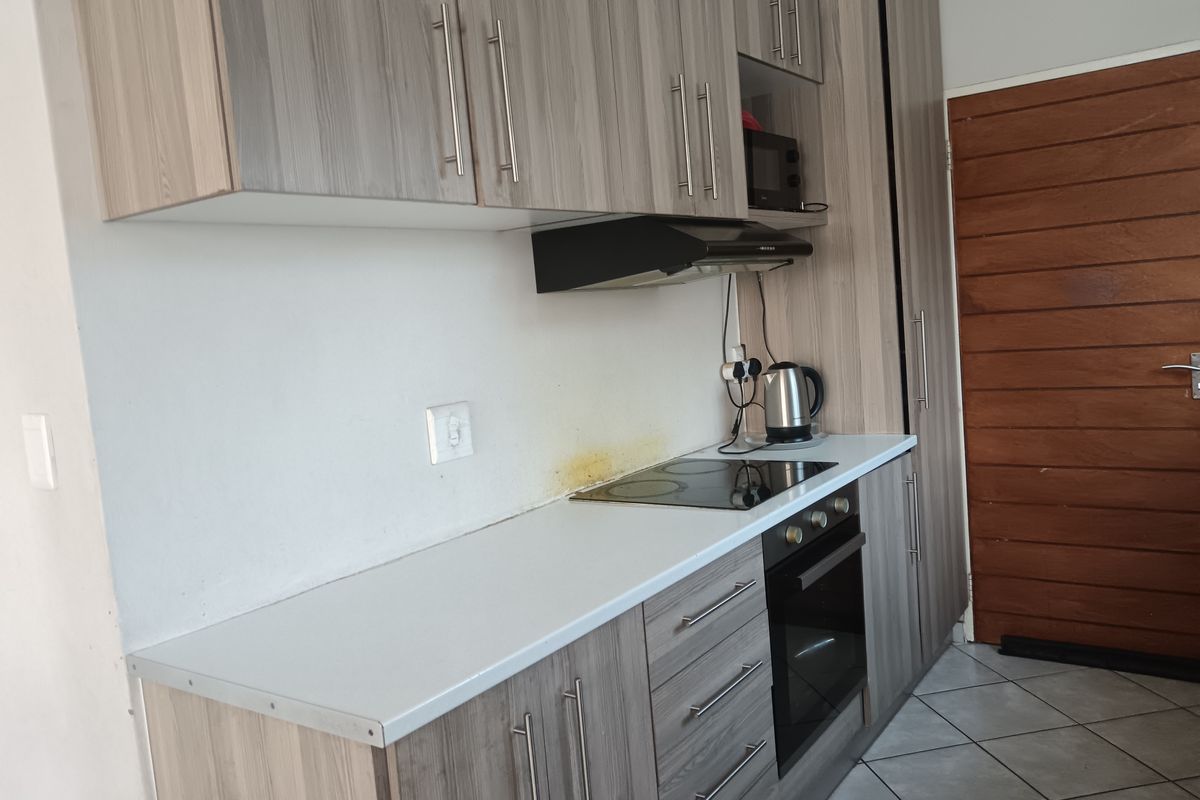 EXCLUSIVE MODERN FAMILY HAVEN IN RACEWAY PARK - Photo 2
