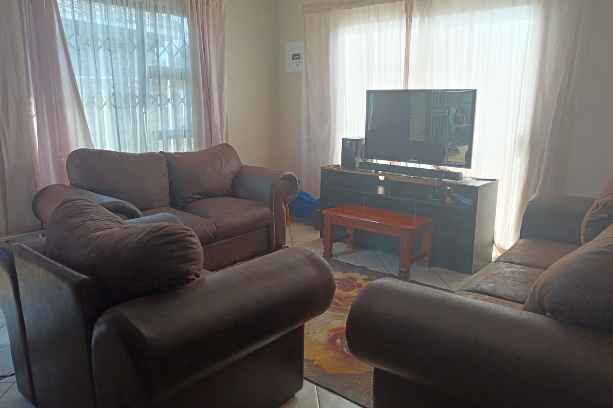 EXCLUSIVE MODERN FAMILY HAVEN IN RACEWAY PARK - Photo 5