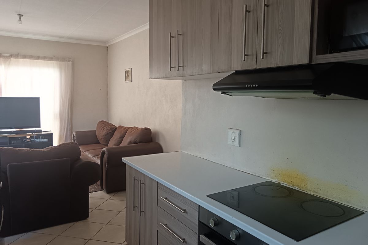 EXCLUSIVE MODERN FAMILY HAVEN IN RACEWAY PARK - Photo 3