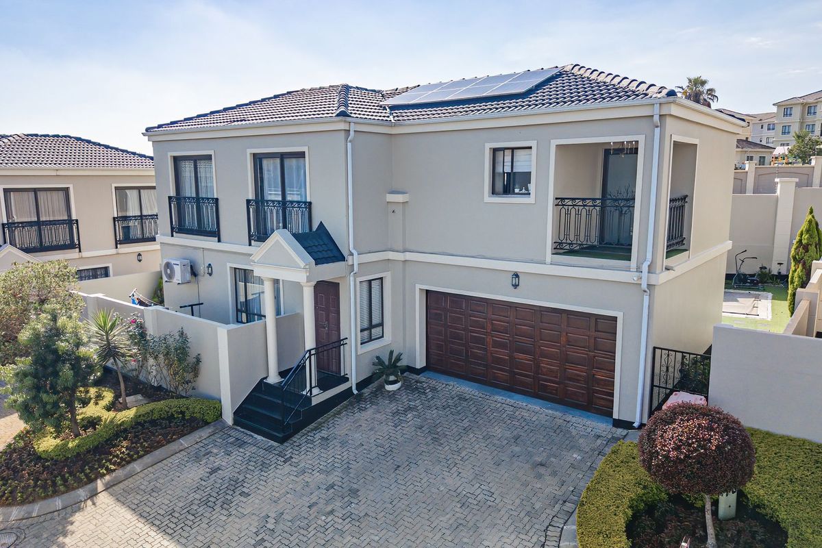 This lovely family home situated in Mont Tremblant Estate - Photo 2
