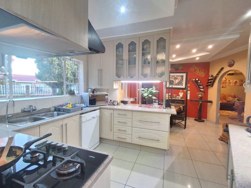 Family Home for Sale in Waldrift, Vereeniging. - Photo 6