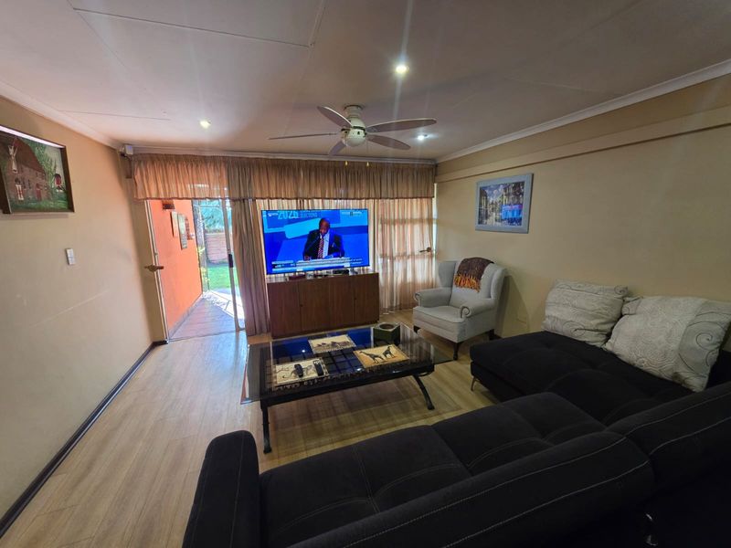 BEAUTIFUL TOWNHOUSE FOR SALE IN VANDERBIJLPARK - Photo 6