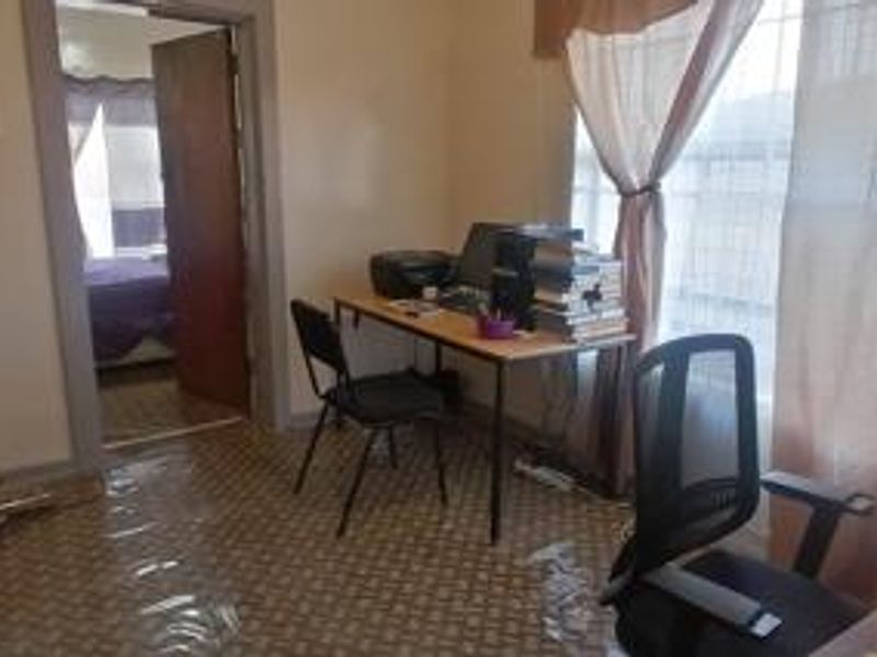 NEWLY RENATED 4-BEDROOM SEMI-HOUSE WITH FLATLET IN BRAKPAN NORTH - Photo 8