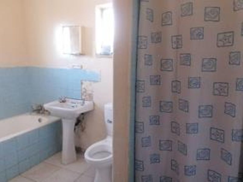 NEWLY RENATED 4-BEDROOM SEMI-HOUSE WITH FLATLET IN BRAKPAN NORTH - Photo 6