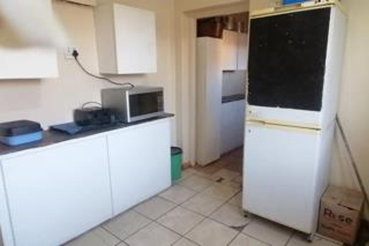 NEWLY RENATED 4-BEDROOM SEMI-HOUSE WITH FLATLET IN BRAKPAN NORTH - Photo 3