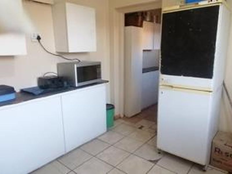NEWLY RENATED 4-BEDROOM SEMI-HOUSE WITH FLATLET IN BRAKPAN NORTH - Photo 3
