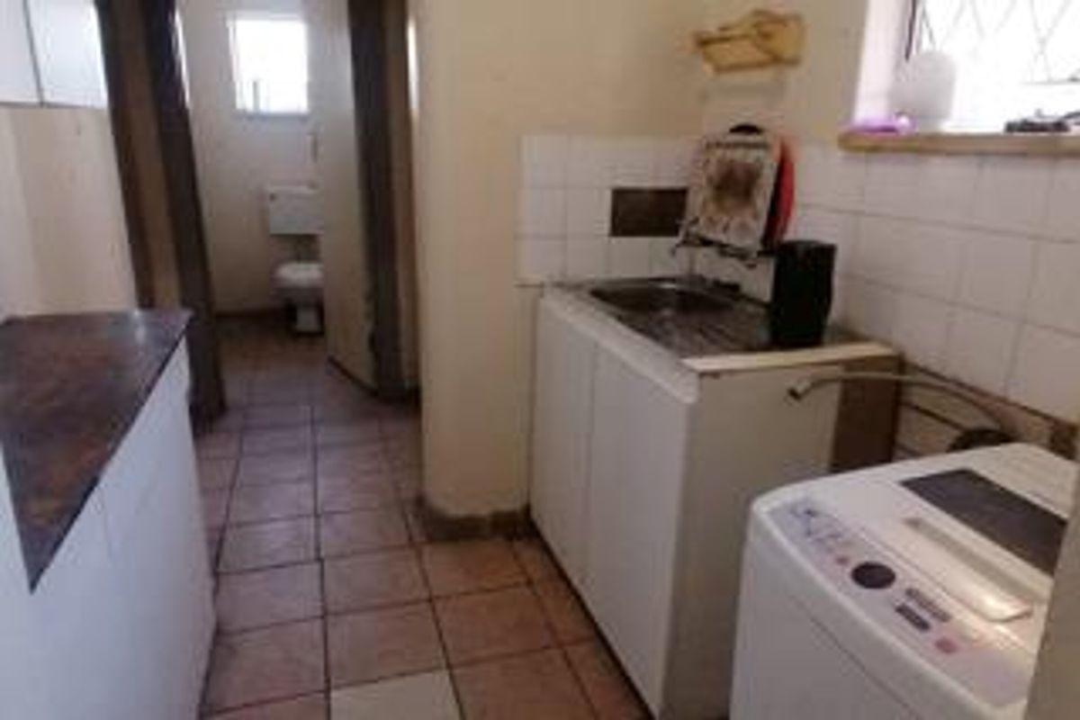 NEWLY RENATED 4-BEDROOM SEMI-HOUSE WITH FLATLET IN BRAKPAN NORTH - Photo 5