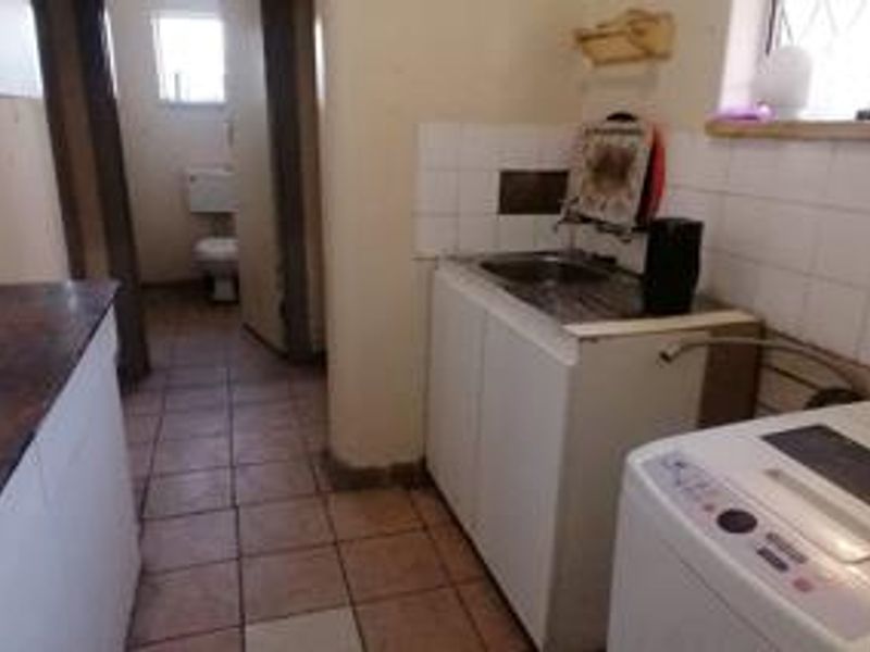 NEWLY RENATED 4-BEDROOM SEMI-HOUSE WITH FLATLET IN BRAKPAN NORTH - Photo 5