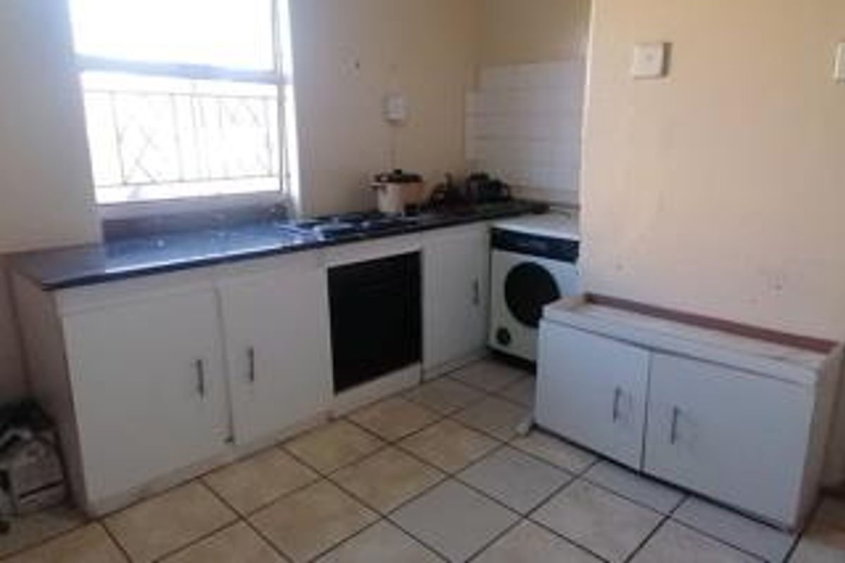 NEWLY RENATED 4-BEDROOM SEMI-HOUSE WITH FLATLET IN BRAKPAN NORTH - Photo 4