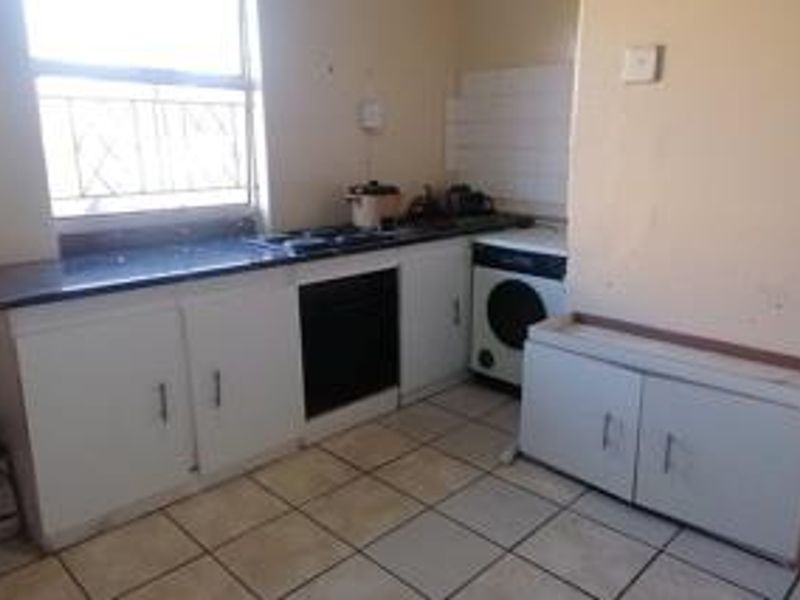 NEWLY RENATED 4-BEDROOM SEMI-HOUSE WITH FLATLET IN BRAKPAN NORTH - Photo 4