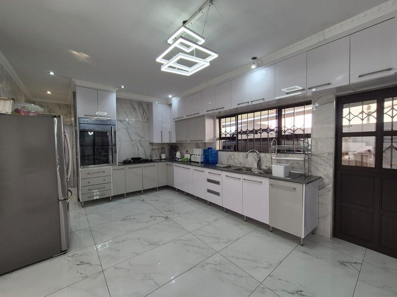 !MODERN FAMILY HOME! - Photo 1