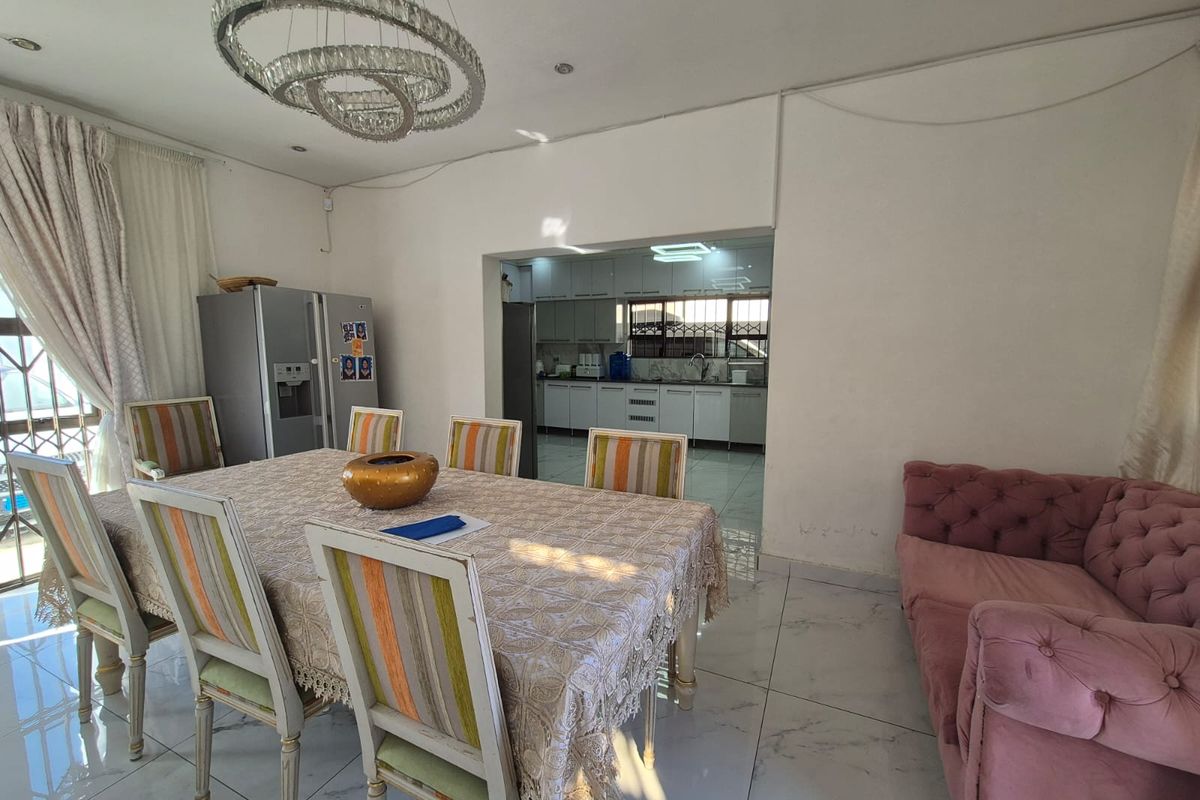 !MODERN FAMILY HOME! - Photo 2