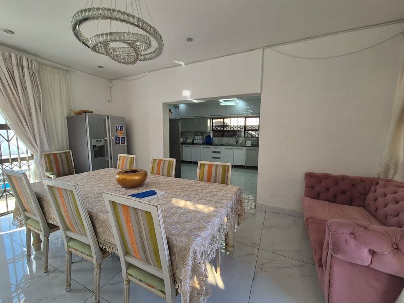 !MODERN FAMILY HOME! - Photo 2