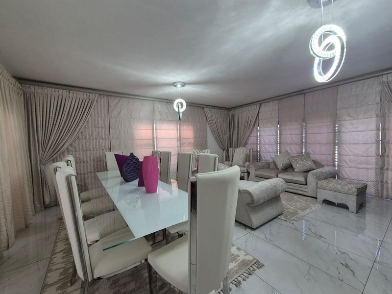 !MODERN FAMILY HOME! - Photo 3