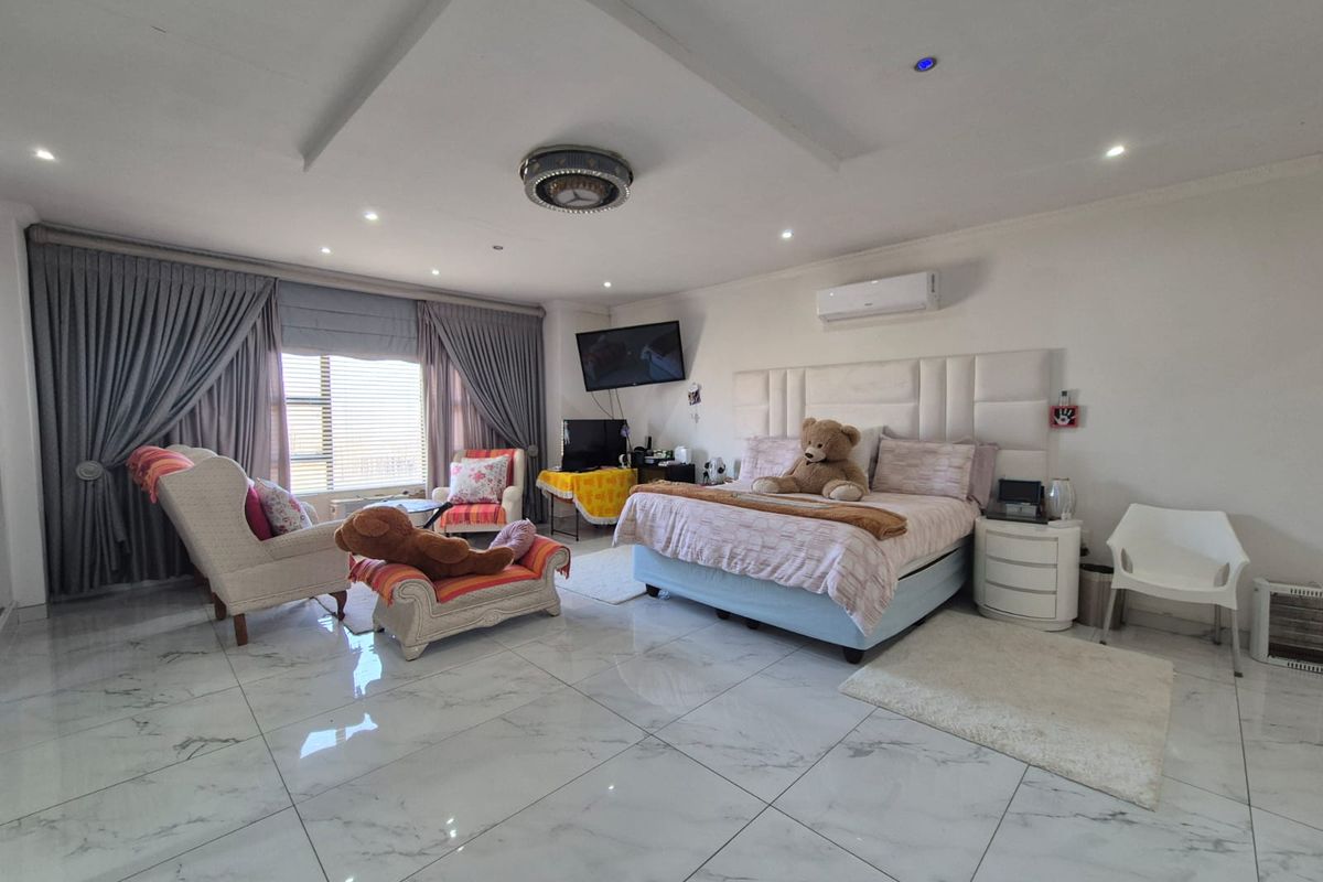 !MODERN FAMILY HOME! - Photo 5