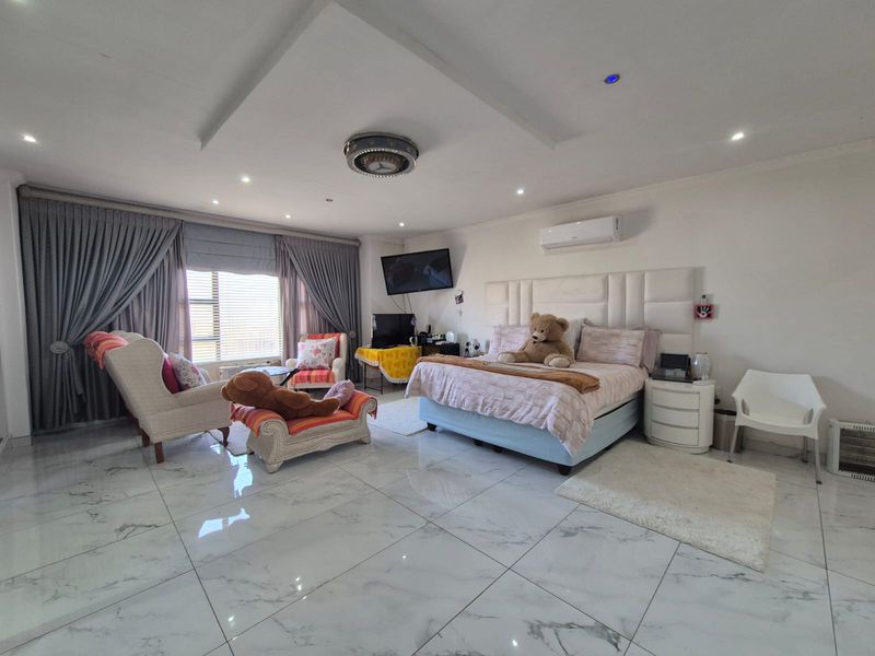 !MODERN FAMILY HOME! - Photo 5