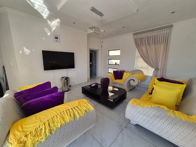 !MODERN FAMILY HOME! - Photo 9