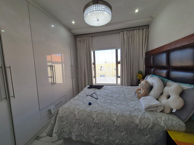 !MODERN FAMILY HOME! - Photo 8