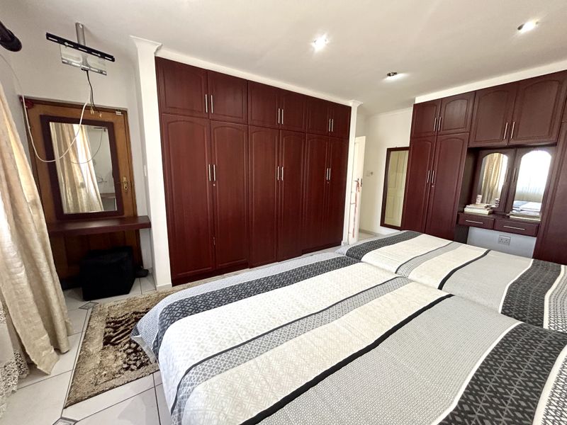 Exceptional Family Home with Granny Flat, Borehole & Extensive Parking - Photo 10