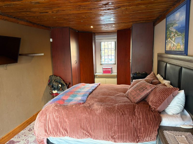 MODERN FAMILY HOME WITH SOLAR & WATER BACKUP IN ROTHDENE. - Photo 9