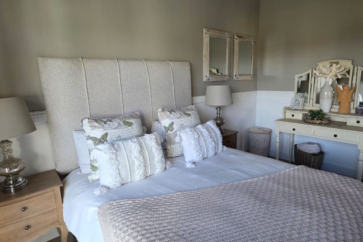 ELEGANT LIVING IN EMFULENI GOLF ESTATE ON A DOUBLE STAND!!! - Photo 5