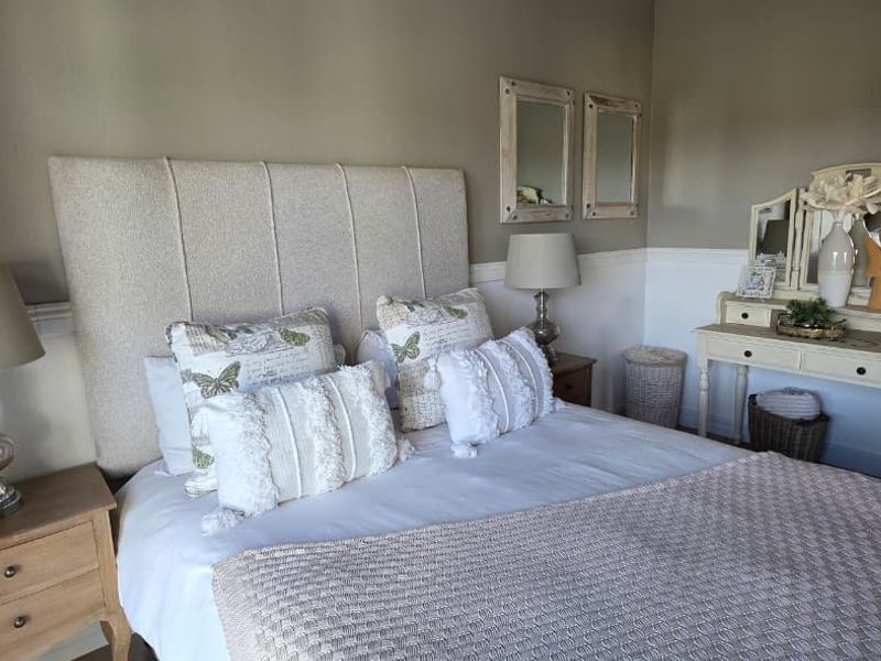 ELEGANT LIVING IN EMFULENI GOLF ESTATE ON A DOUBLE STAND!!! - Photo 5