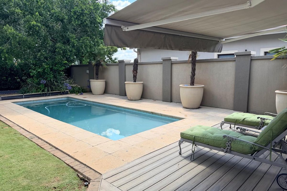 ELEGANT LIVING IN EMFULENI GOLF ESTATE ON A DOUBLE STAND!!! - Photo 2