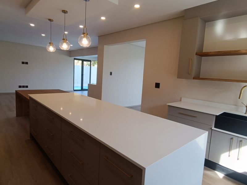 Modern 5 Bedroom Home with Fairway Views in Emfuleni Golf Estate - Photo 1