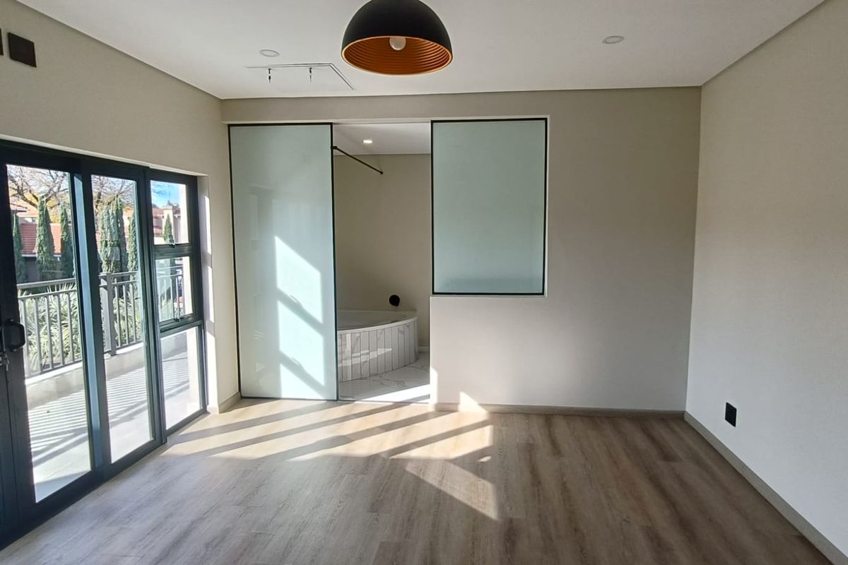Modern 5 Bedroom Home with Fairway Views in Emfuleni Golf Estate - Photo 3