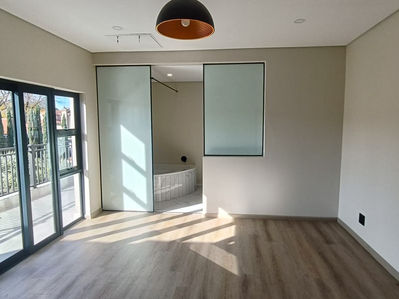 Modern 5 Bedroom Home with Fairway Views in Emfuleni Golf Estate - Photo 3